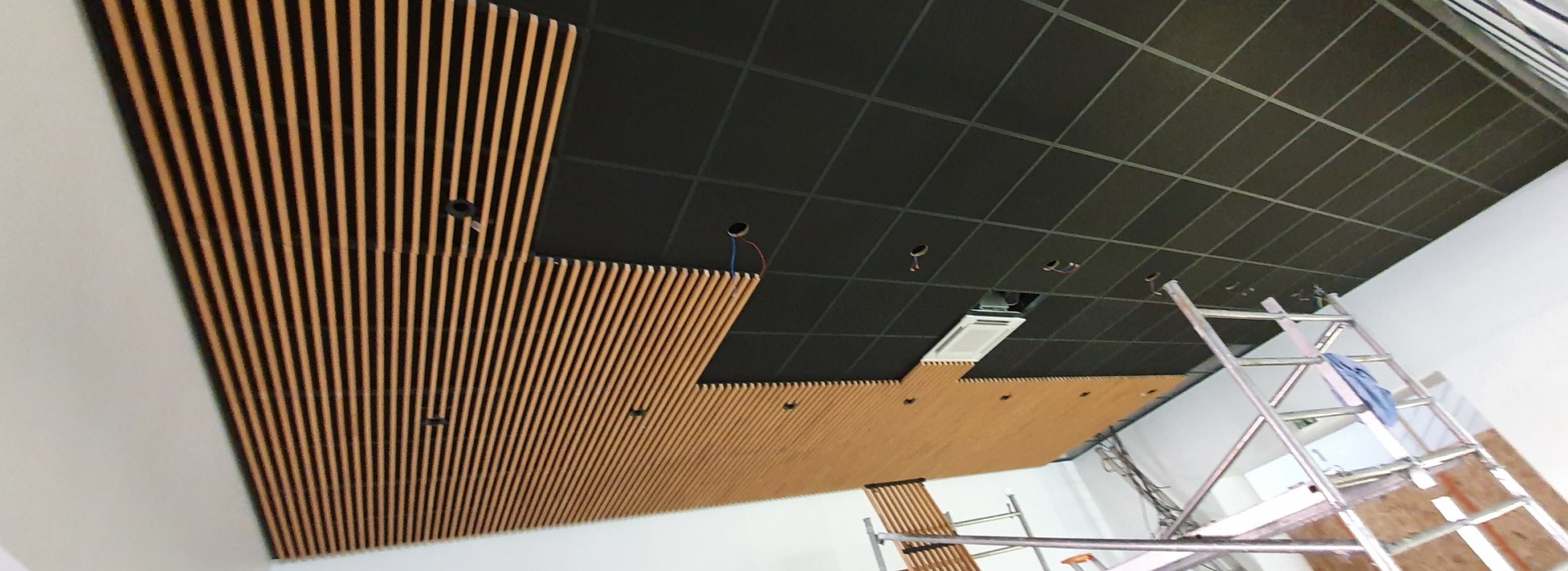 Habillage bois d'un plafond acoustique