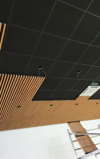 Habillage bois d'un plafond acoustique